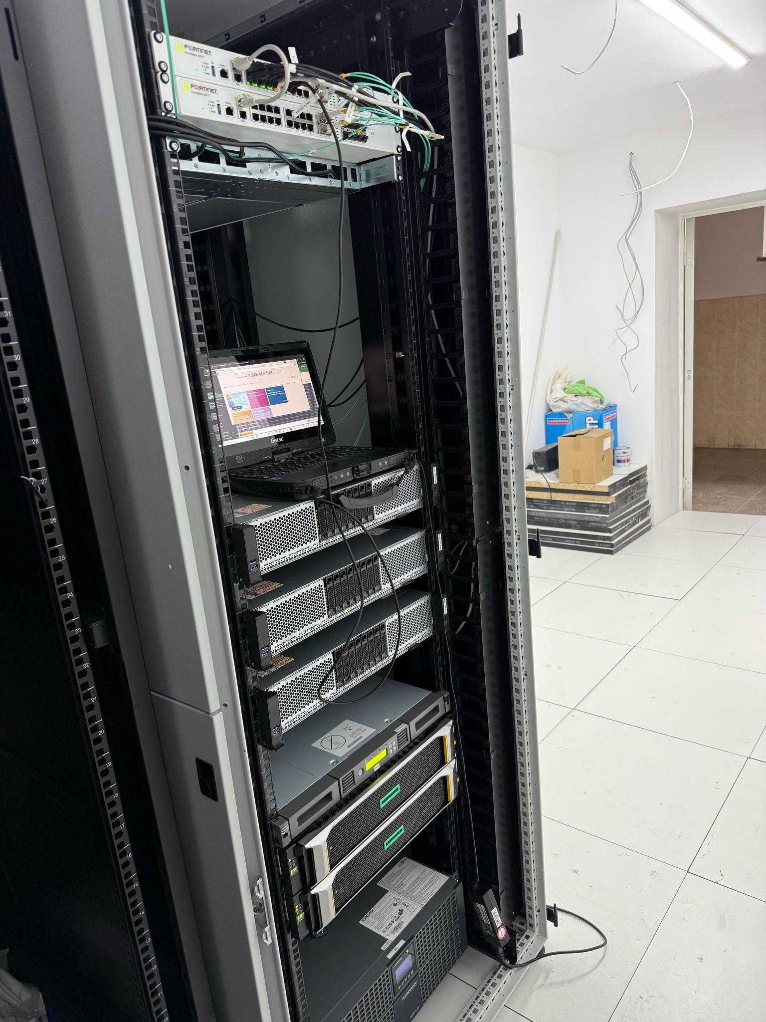 Rack de servere Asist Online Activ, montat și cablat, cu echipamente Fortinet și servere enterprise